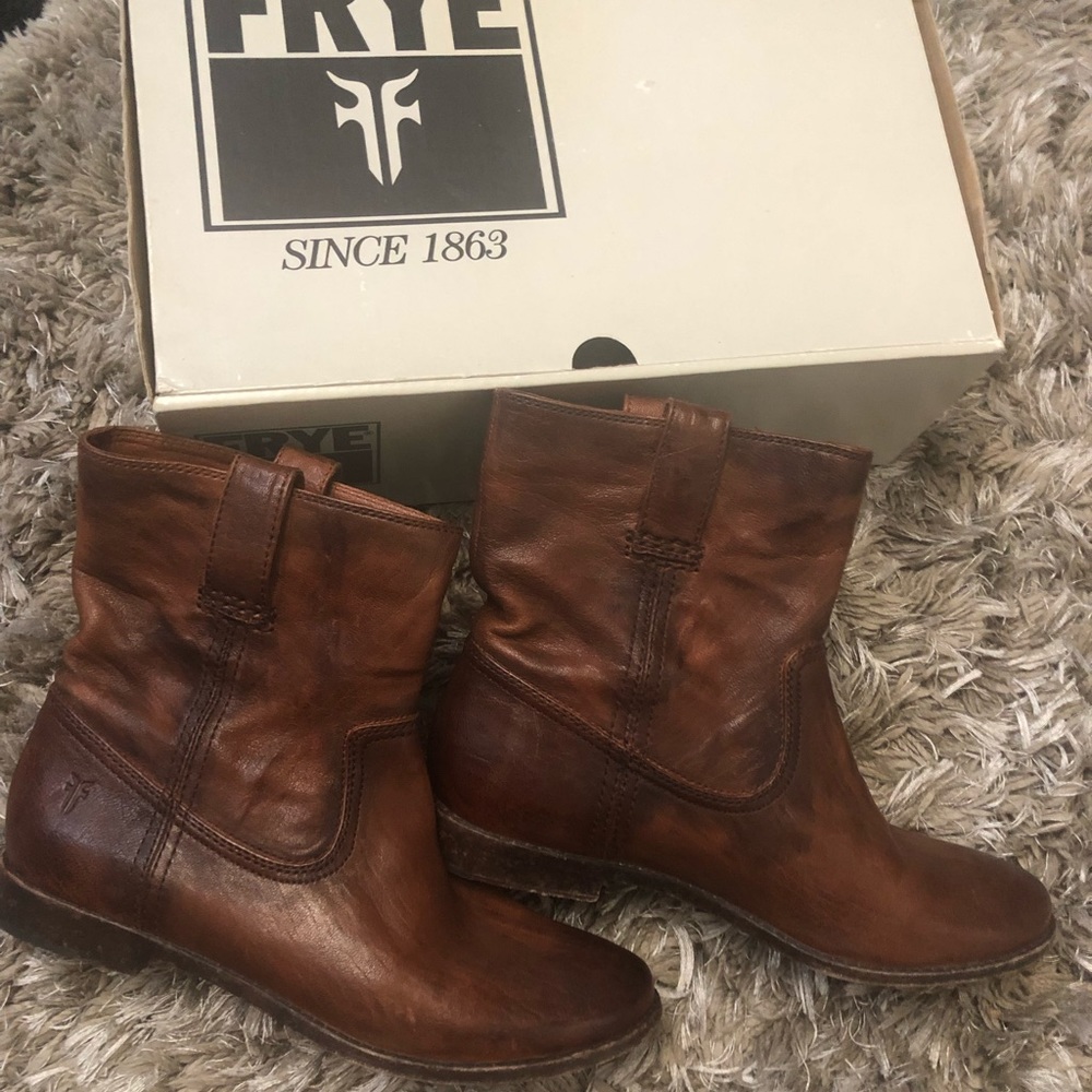 FRYE - Anna Shortie brown/whiskey color